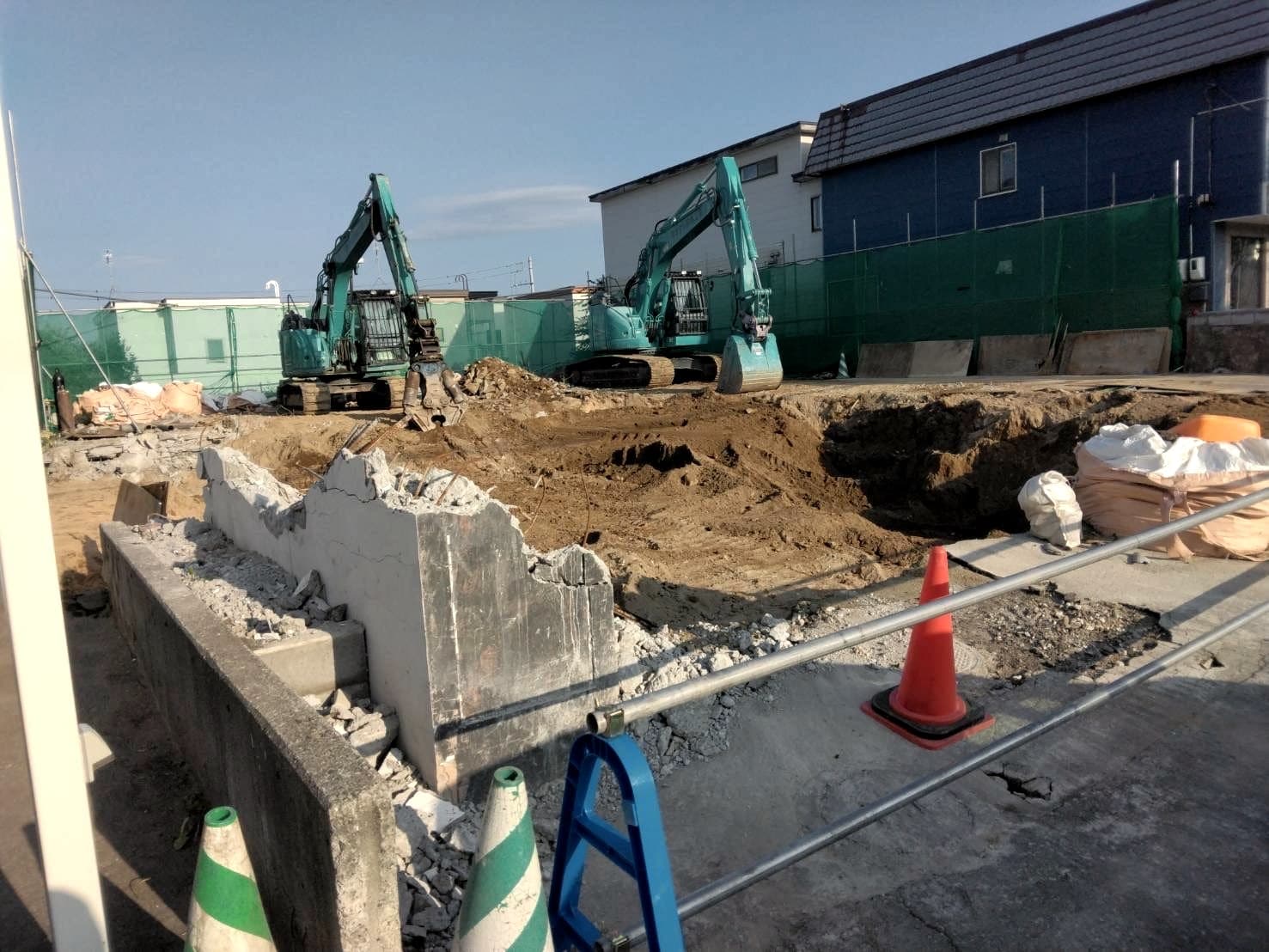 建物の基礎と養生を残しながら進める解体現場